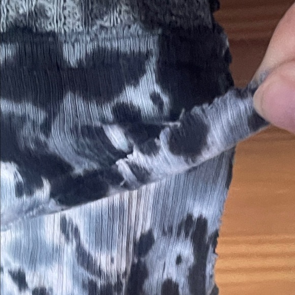 T Party Patterned Gray and Black Top Size L - Picture 6 of 7